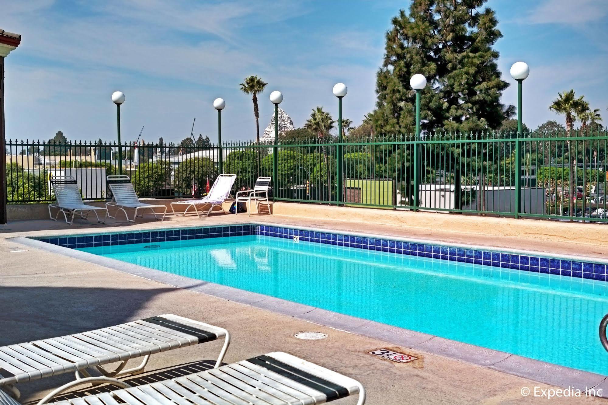 Anaheim Camelot Inn & Suites Exterior foto